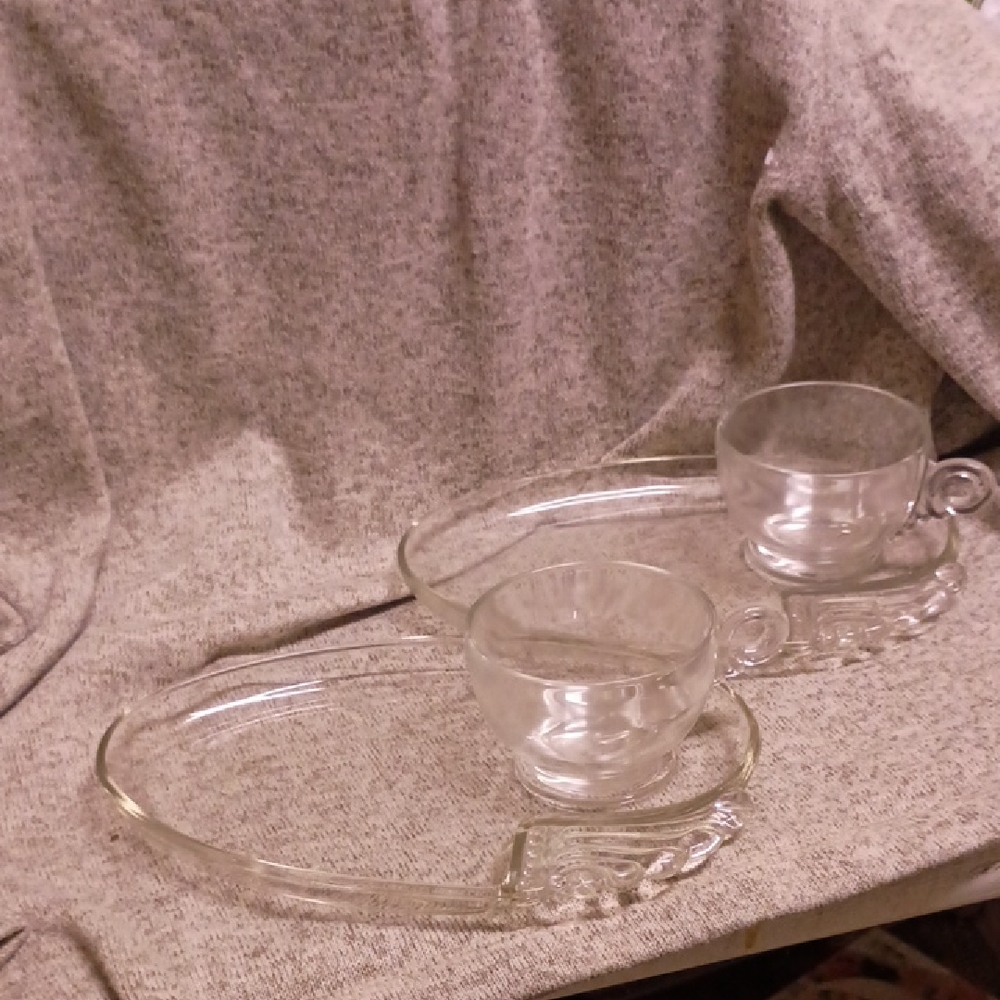 Parti-Ade style of Hazel-Atlas snack matching mug tray sets. No call outs. Nice!